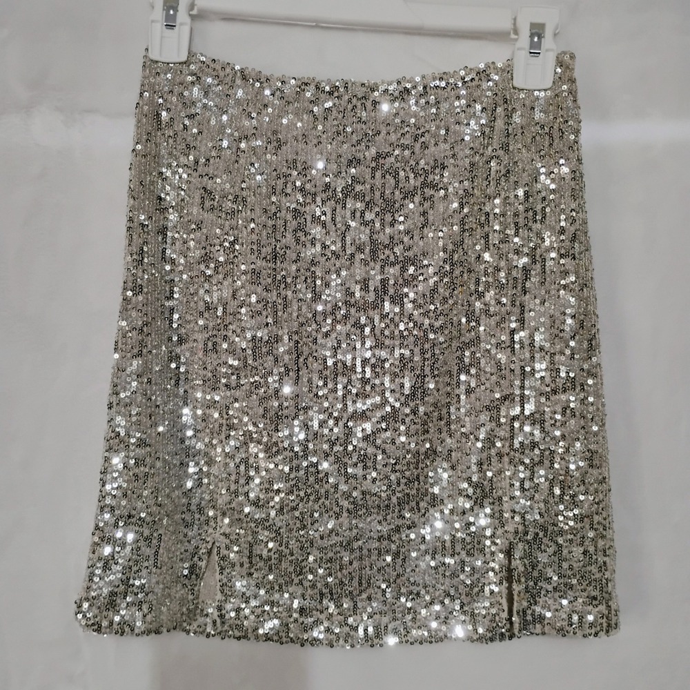 Love On A Hanger Silver Sequin Mini Skirt Front Slits Size 3‎ Party Sparkle Z